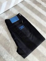 burber*Y巴*莉 2025春夏新品男士高端休闲百搭牛仔裤！对于Bur粉丝来说，这样大气的经典设计足矣一眼种草，是今年Bur所有牛仔裤当中最帅的一个系列，我