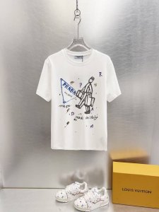 普拉达 重磅推荐 2025Ss夏装新品 专柜在售 最新系列图案Logo短袖T恤 必须人手一件的节奏 进口顶极精梳棉面料 极为亲肤舒适 摸上去非常的细腻 质感很好