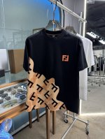 Fd 高定面料 玉蚕丝般的丝滑 2025春夏新品上市，时尚经典圆领短袖时尚单品设计，更加时尚舒适，高标准定制，上身非常有型，胸前品牌经典Logo 图案 客供辅料