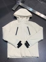 P650。羽绒服-Moncler蒙口 独家专供春冬新款连帽羽绒服，贸易公司渠道稀出，降温天气必备的保暖单品，不论是日常还是户外运动都能穿。耐磨防刮易打理，内里配