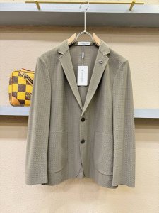 dior迪奥 2025春夏新品男士休闲西装外套，适合多种场合穿搭！经典品牌字母标点缀。外贸公司订单！面料质地细腻、定制原版面料！触感又柔软细腻、但型态又笔挺有型
