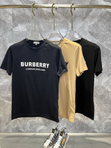 burberry巴宝莉 2025春夏最新款时尚圆领短袖T恤，丝光棉面料，上身凉爽，贴肤舒适，吸汗透气，耐看又好穿，Logo徽章定位印花，原厂工艺一丝不苟，型男必