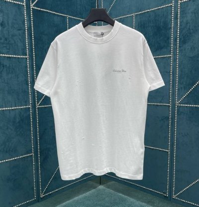dior 男女 Tee 衣身打磨 破洞处理 呈现复古风格 背后铃兰花图案印花 进口粉浆 耐洗不褪色 纯棉质地 15S纱线带出的微粗质感 极致还原 码数：S，M，