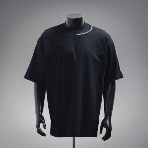 moncler 蒙口 25Ss 领口字母徽标印花短袖T恤 这款 Moncle标识短袖 以纯粹黑色为主色调搭配 Moncle标识印花 展现出低调奢华的品质感 采用
