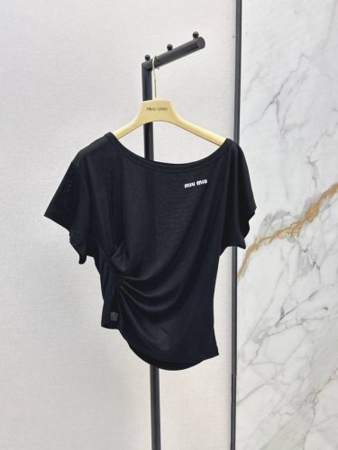 miu 25Ss 春夏最新款一字领字母套头上衣定制棉混纺面料 质感轻薄透气 舒适柔软 一字肩领口露出肩颈更显瘦显女人味 胸前撞色字母装饰 彰显高级定位和时尚调性