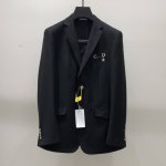 单西 专柜同步新品 迪奥 Dior 2025年春秋男士 黑色千 羊毛混纺面料 时尚商务休闲轻便西装 单西外套.整体轮廓趋于简约风格，胸口Cd带钻回形针点缀颇为奢