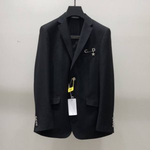 单西 专柜同步新品 迪奥 Dior 2025年春秋男士 黑色千 羊毛混纺面料 时尚商务休闲轻便西装 单西外套.整体轮廓趋于简约风格，胸口Cd带钻回形针点缀颇为奢