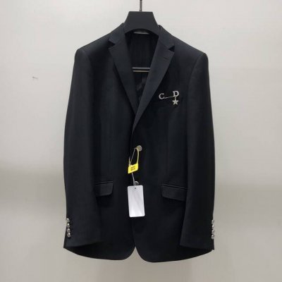单西 专柜同步新品 迪奥 Dior 2025年春秋男士 黑色千 羊毛混纺面料 时尚商务休闲轻便西装 单西外套.整体轮廓趋于简约风格，胸口Cd带钻回形针点缀颇为奢