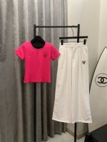 Cdg Play川久经典爱心Logo刺绣短袖长裤套装 款号：25671904248 颜色：玫红色 白色 尺码：Ml M码80-100斤 L码100-125斤