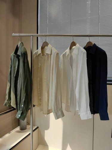 全新配色拉夫劳伦同款亚麻衬衫 码数：S M L 颜色：苔藓绿.杏色.米白.藏青. 气质流 松弛感十足 小个子减法穿搭 超喜欢的拉夫亚麻衬衫，这个真的是老朋友款式