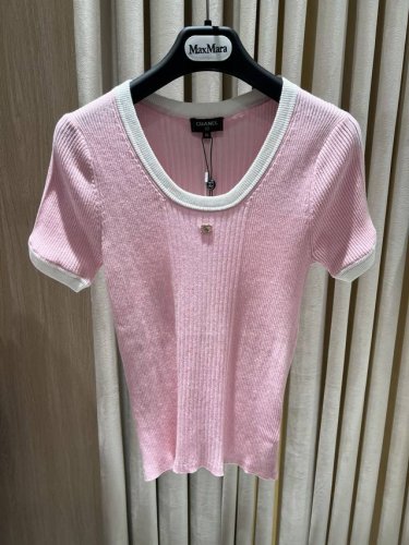ch 粉白撞色针织短袖 Pink Contrast-Trim Knit Top 这款 Pink Contrast-Trim Knit Top 采用柔软细腻的螺纹