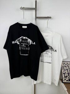 款号X51 Supreme X Mm6 Maison Margiela款联名款T恤短袖 作为近年来最受时下年轻群体欢迎的品牌之一，Mm6继承了根植于Maison
