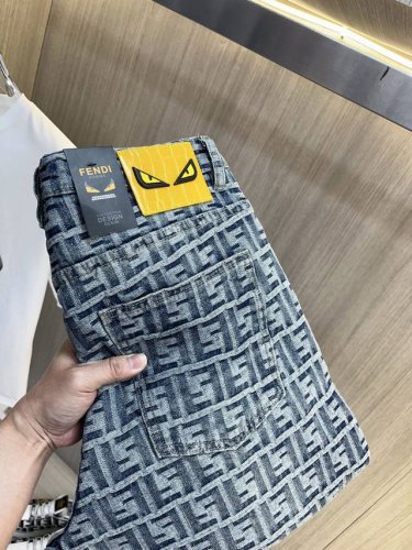 fendi芬迪 2025新品男士牛仔裤短裤 面料舒适弹性好。独家发售 时尚优雅 重工艺设计。采用原色酵母水洗工艺 精选进口重磅丹宁牛仔面料 配定制五金装饰 真皮