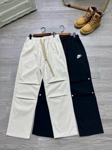 耐克工装直筒裤 nike耐克日系休闲直筒裤 超好穿的工装裤 松紧腰设计 搭配T恤卫衣都妥妥的好穿 好看又百搭的裤子真的是爱了爱了 怎么搭配都不会踩雷的 衣橱里必