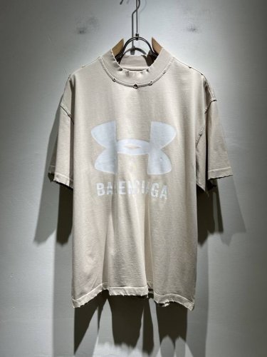 balenci*Ga巴黎*家 2025春夏新款男女同款破洞短袖T恤！走秀图案印花时尚休闲短袖T恤衫！胸前印花Logo设计！极具设计精选客供280G纯棉面料，手感