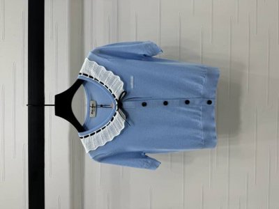 上新原单高端品质 Miumi*2025春夏最新系列！娃娃领荷叶边针织短袖！定制丝毛针织材质 柔软细腻 弹力十足 经典黑白拼接撞色 娃娃领荷叶边时髦有型 胸前标志