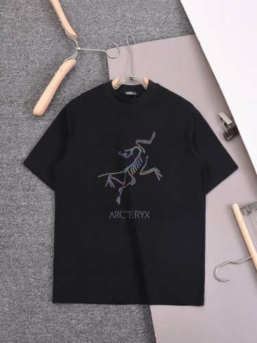 新款 Arc‘Teryx 始祖鸟，2025 Ss春夏新款 大鸟Logo七彩变色鸟 印花 圆领短袖T恤男女同款 简约时尚精致，色彩搭配舒适， 定织定染纯棉洗水面料