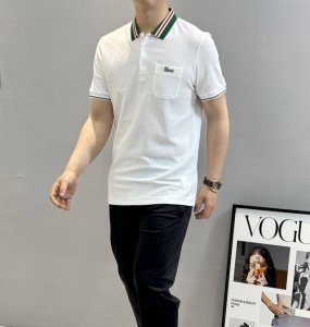 Gucc*古齐25S新品翻领polo.原单推荐！这款纯棉polo衫采用亮眼的撞色条纹衣领，经典Gucci配色.胸口口袋刺绣设计.以此致敬Gucci悠久的设计传承