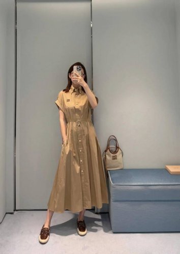 Miumi* 25Ss春夏新款 知性分子学院风衬衫领连衣裙丨独家Yb开发 高版出品 气质翻领落肩卷袖设计 打揽收腰大裙摆甜酷兼备减龄穿搭 不挑人版型上身巨显瘦