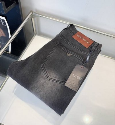 款号：D108 Amiri 阿玛尼新款水洗休闲直筒小脚牛仔裤 海外贸易公司限量订购，欧洲直发，精品稀出数量有限。 采用优质牛仔面料制成，面料含有92%棉加上6.