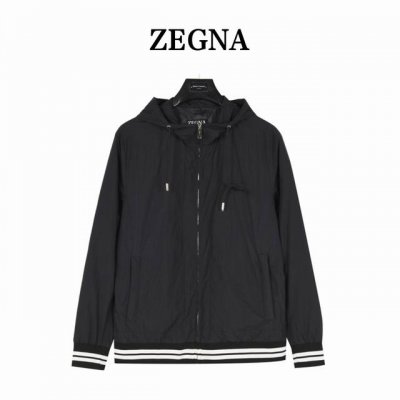 Zegna 杰尼亚 简约轻薄外套 贸易渠道稀出，海外精品限量销售。户外风衣产品的典范，全身暗纹的商标彰显品牌辨识度。这款夹克兼备温暖且轻盈的特质。 最新款专柜同