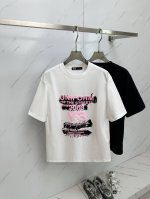 2025春夏新款首发专柜最新款短袖圆领T恤 高端订制 设计前卫时尚！品牌Logo重工艺设计 高端定制230克面料.手感柔软.穿着舒适.专柜级别精致车线.做工精细