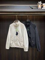主推P430 Prada 2025Ss早春新款发布秘普拉达立领夹克外套。春款外套！穿上就是舒适自在又显瘦的存在，慵懒而随性，结合干净简单的色系就特别耐看，适合日