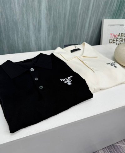 爆款推荐 Prada普拉达2025新款经典翻领丝光毛衣Polo衫 高品质高版本原版面料 网红明星同款 63%棉纤维30%丝光纤维5%尼龙2%氨纶 经典Logo刺