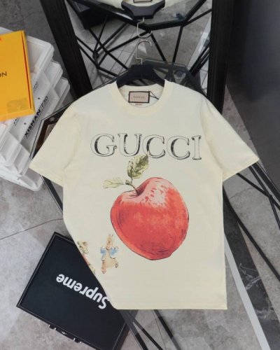 古驰 Gucci经典字母Logo苹果印花圆领短袖T恤 款号：888 原版面料官方同款短袖T恤 定制280 克同缸染面料手感非常舒服 春夏最新砖柜同步时尚又个性超