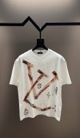 品牌：Lv 路易威登 25Ss最新顶级手绘Lv品牌元素标志性 Logo涂鸦泼墨手绘工艺短袖T恤，彰显品牌魅力。 260克纯棉 高端进口纯棉双纱面料，新疆小棉花定