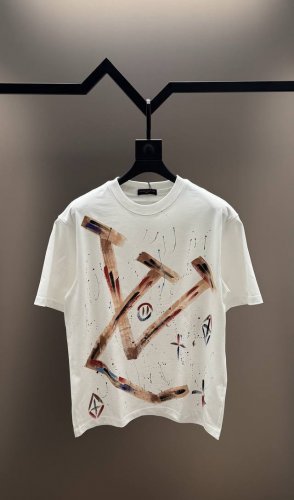 品牌：Lv 路易威登 25Ss最新顶级手绘Lv品牌元素标志性 Logo涂鸦泼墨手绘工艺短袖T恤，彰显品牌魅力。 260克纯棉 高端进口纯棉双纱面料，新疆小棉花定