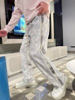 Miu 顶级货品 2025春夏新款休闲裤！官网同步发售。品牌经典Logo休闲裤 ，定制面料，舒适度极好，手触感强烈。辨识度极高，完美品相工艺。 尺码：M-3Xl