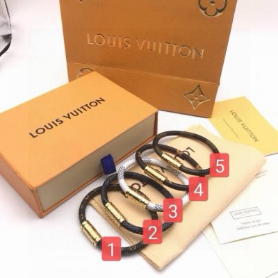 Lv路易威登5色磁扣皮手环 皮革材质而成，搭配上Lv标识格外精致。皮质面与金属面相呼应，设计感独特，给人一种贵妇般的享受。低调又不失高级感，经久耐看做工精致，尽