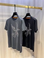 型号Hl117#，爱马家 2025春夏最新大飞马绣花男士圆领T恤衫，胸前极具代表性的大飞马图案，采用高端重工的拱桥绣3D立体绣花工艺，精美五彩线匠心打造，层次感