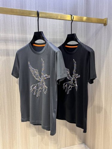 型号Hl117#，爱马家 2025春夏最新大飞马绣花男士圆领T恤衫，胸前极具代表性的大飞马图案，采用高端重工的拱桥绣3D立体绣花工艺，精美五彩线匠心打造，层次感