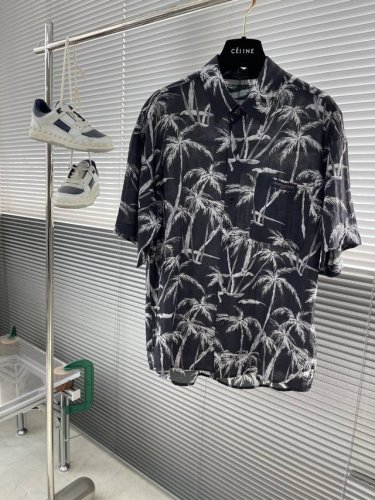 驴牌 25Ss短袖衬衫整体采用Monogram Multi Flags 图案，为正面融入 Damier 和 Monogram 花卉元素。前襟排布柔润珠光纽扣，正
