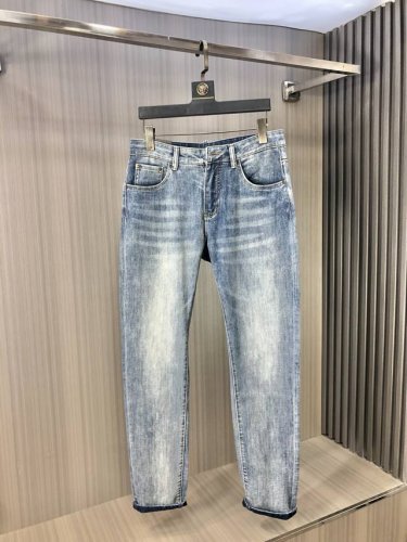 Dg2025年春季最新品牛仔裤出入专卖店无压力 专柜热销款 品味与价值共享 身穿着非常舒适 低调不失奢华 穿出去非常有档次,裤型款式和裁剪亦无需多言 上身精致跃
