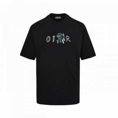 Dior 迪奥 25Ss 字母小恐龙刺绣短袖 原版购买，平纹针织面料、本季主题图案补丁、棉质竹节平纹针织面料主要由纯棉纱线制成； 组织结构通常采用平纹组织。纱线