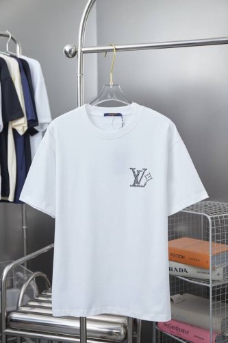 LV 25Ss早春新款 Lv字母烫钻短袖 轻奢主义 男女日常通勤穿搭必备单品 正确版本 欢迎对比 详细特征 320克 % 纯棉双纱汗布面料 同缸定染特种加粗32