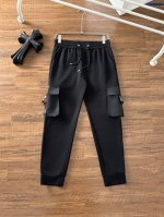 Tu Lv 2025Ss早春新款新款男士休闲裤、商务休闲款！！重在面料！婴儿肌肤般的柔滑！！客供定织料，入手便知极具柔滑面料，手感柔软亲肤，上身挺括有型，表面又