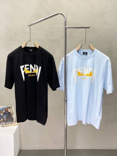 fendi芬迪独家专供新款男士休闲短袖 高端定制 高端版本 时尚百搭爆款进口面料 手感超柔软细腻 穿着亲肤舒适 高端精品 代工厂P精细做工 上身非常赞 男士必备
