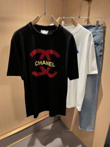 小香情侣款T恤Cha**L 2025春夏新款创意休闲男女同款短袖T恤 秒杀业内的欧美贸易私单 Cha**L家族2025官网主打单品 全新创作Logo图案印花设计