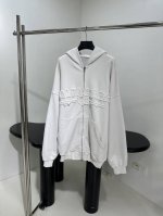 新品New Year Series 25 Hoodie常规版型拉链连帽卫衣 复古平纹针织面料，大版剪裁 正面饰以Logo patch 贴布绣 艺术作品 复古磨边