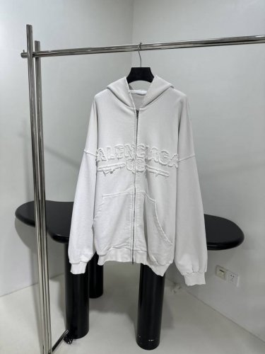 新品New Year Series 25 Hoodie常规版型拉链连帽卫衣 复古平纹针织面料，大版剪裁 正面饰以Logo patch 贴布绣 艺术作品 复古磨边