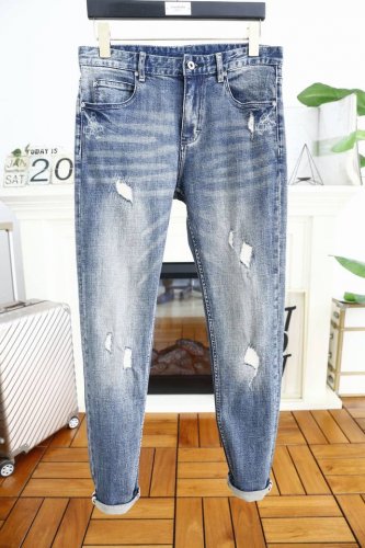 p250 普拉*/Pr*Da.Fw新款新品时尚男士牛仔裤，海外专柜Gw同步上市，采用客供水洗弹力牛仔裤腿处水洗磨更潮范，奢华经典品牌美杜莎Logo标志彰显品牌特