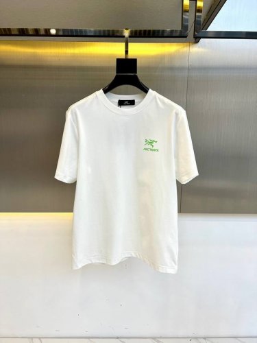 Arcteryx 始祖鸟、2025春夏新品发售新品短袖T恤。采用进口丝光欧棉面料，温儒柔软 细腻柔软 上身自然是舒适 凉爽，印花Logo图案撞色时尚立体。颜色十