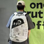 Ua安德玛拼接侧Logo涂鸦款双肩包篮球包男女情侣款书包。 包包容量超级大 多个储物隔层 内置电脑夹层电脑夹层 底部鞋仓设计可放置鞋子篮球等。 底层拼接pu设计