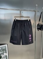 Gucci*古齐新款原单沙滩短裤 .25S新品推荐.速干面料.轻薄舒适.口袋下方经典品牌标识.颜色：黑色。欧码：S-Xl 175 140斤建议M