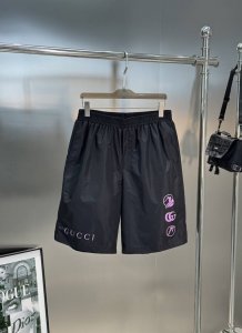 Gucci*古齐新款原单沙滩短裤 .25S新品推荐.速干面料.轻薄舒适.口袋下方经典品牌标识.颜色：黑色。欧码：S-Xl 175 140斤建议M