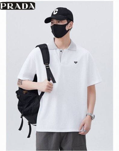 prada 普拉达夏季新款，男士新款金属三角标翻领短袖polo衫，男士T恤上衣！ 在化繁为简的高阶时髦基础单品上点缀细节，日常又经典的款式 非常百搭！ 细腻舒适